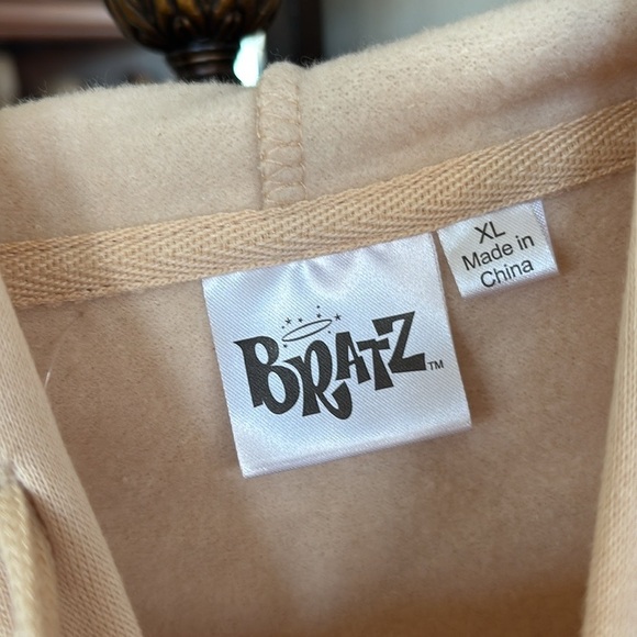 Brand New Bratz Hoodie Pullover Sweatshirt Cartoon Beige w/ Colorful Graphic Y2K - Picture 8 of 14